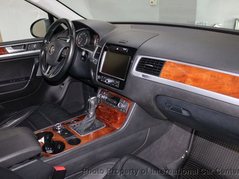 Used 2013 Volkswagen Touareg Sport image 28