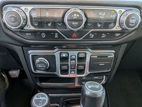 Used 2020 Jeep Wrangler Unlimited Sahara image 23