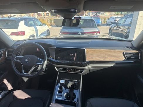 Used 2024 Volkswagen Atlas SE image 12