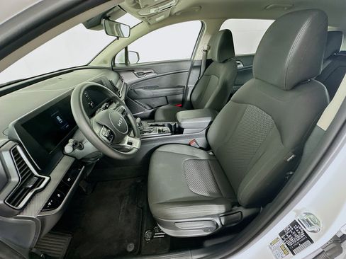 Used 2025 Kia Sportage LX FWD image 13