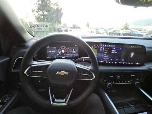 Used 2025 Chevrolet Suburban Premier AWD/4WD image 4