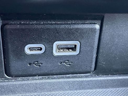 Used 2023 Chevrolet Suburban Premier image 19