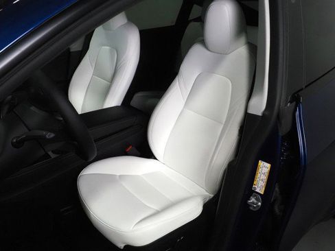 Used 2025 Tesla Model Y Long Range image 15