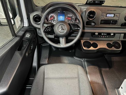 Used 2025 Mercedes-Benz Sprinter 2500 image 34