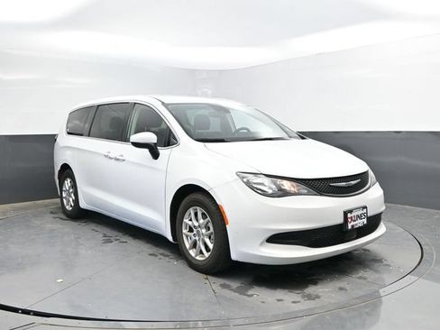 Used 2023 Chrysler Voyager LX FWD image 6