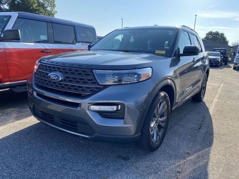 Used 2023 Ford Explorer XLT w/ Equipment Group 202A RWD image 3