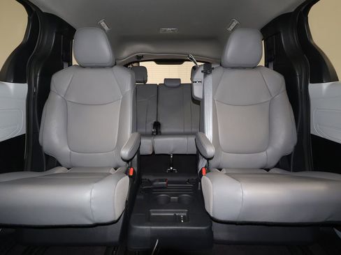Used 2025 Toyota Sienna XLE image 28