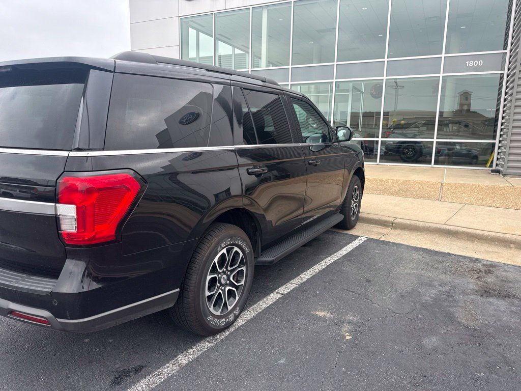 Used 2022 Ford Expedition XLT RWD image 3