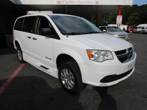 Used 2019 Dodge Grand Caravan SE FWD image 4