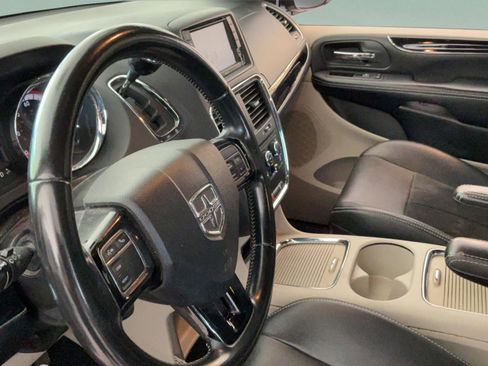 Used 2019 Dodge Grand Caravan SXT FWD image 16