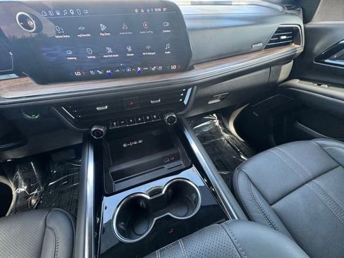 Used 2025 Chevrolet Tahoe High Country AWD/4WD image 3
