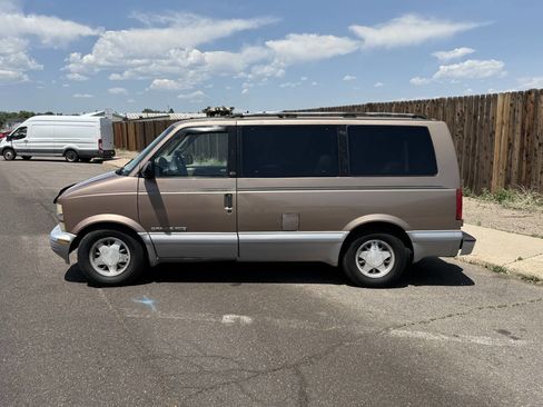 Used 2000 GMC Safari AWD w/ SLT Marketing Option Pkg 3 image 8