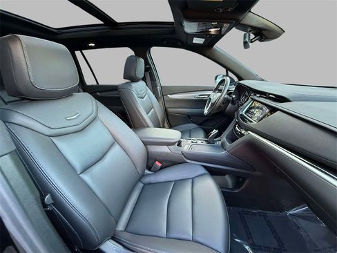 Used 2025 Cadillac XT6 Luxury image 14