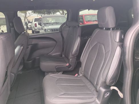 Used 2020 Chrysler Pacifica Touring w/ Advanced Safetytec Group FWD image 16