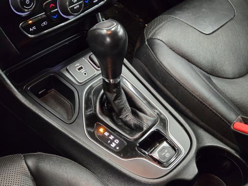 Used 2019 Jeep Cherokee Limited image 19