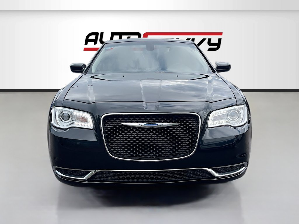 Used 2023 Chrysler 300 Touring RWD image 2