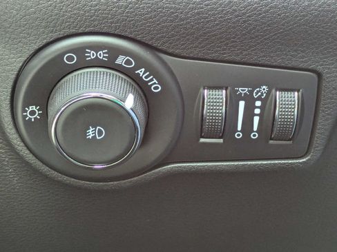 Used 2025 Jeep Compass Latitude w/ Convenience Group AWD/4WD image 29