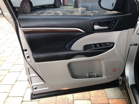 Used 2016 Toyota Highlander Limited image 11