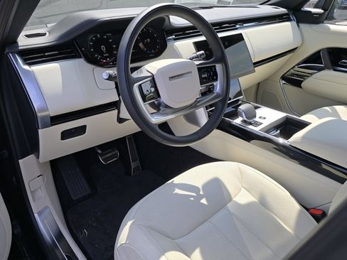 New 2025 Land Rover Range Rover SE image 30