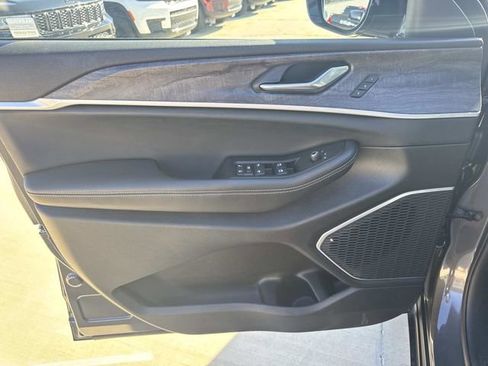 Used 2025 Jeep Grand Cherokee L Limited w/ Black Appearance Package image 22