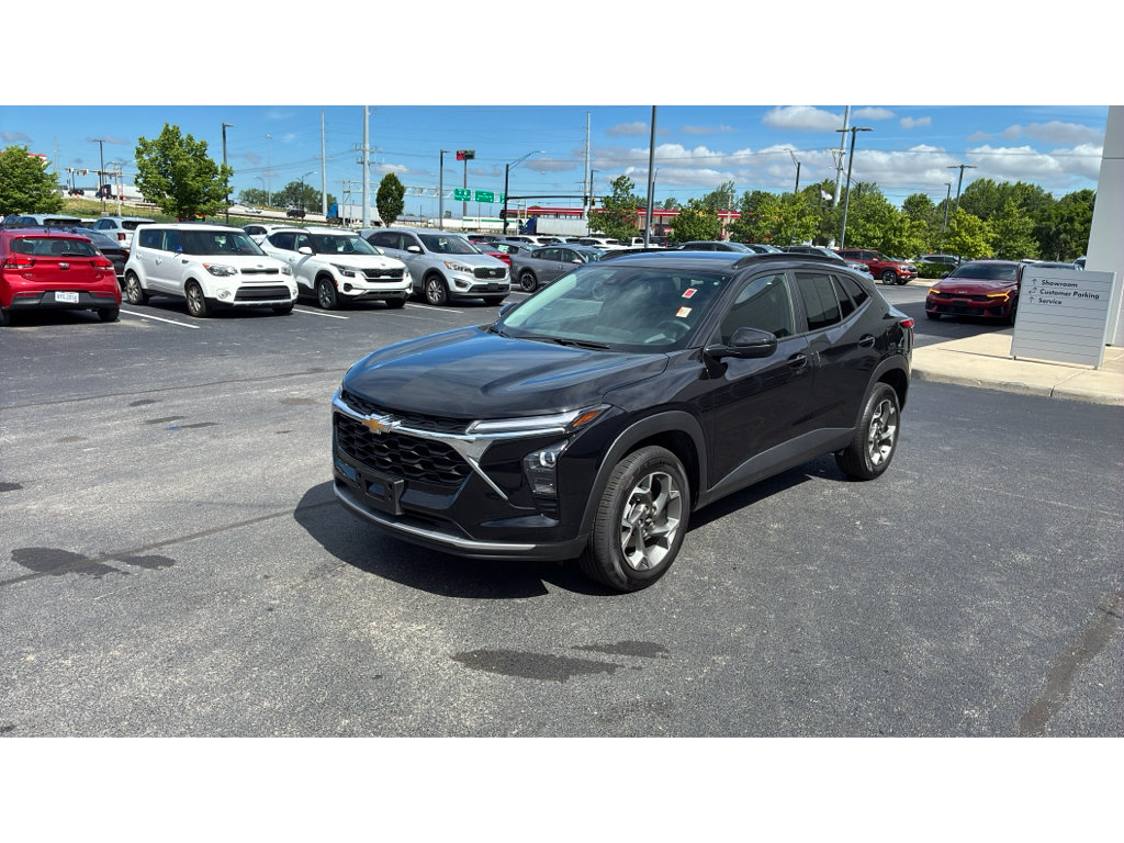 Used 2025 Chevrolet Trax LT FWD image 2