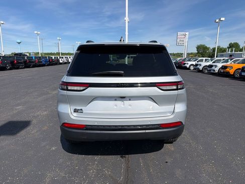 Used 2025 Jeep Grand Cherokee Altitude AWD/4WD image 4