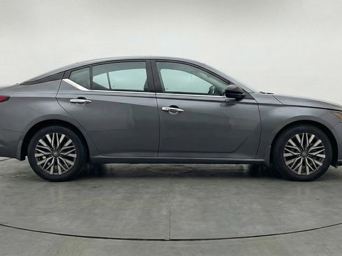 Used 2025 Nissan Altima 2.5 SV image 11