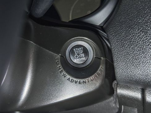 Used 2019 Jeep Renegade Trailhawk w/ UConnect 8.4 Nav Group image 31