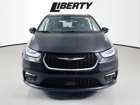 Used 2023 Chrysler Pacifica Touring-L image 2