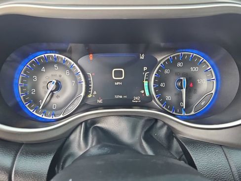 Used 2023 Chrysler Pacifica Touring-L image 26