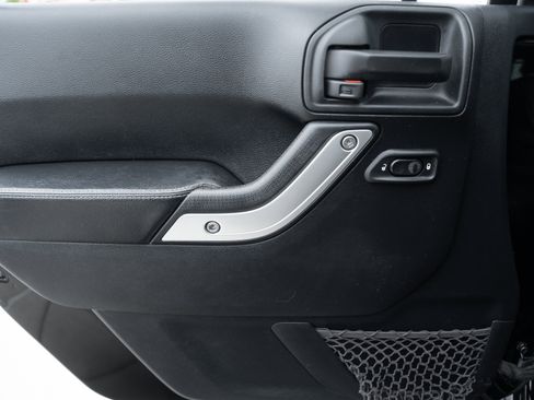 Used 2016 Jeep Wrangler Unlimited Rubicon image 16