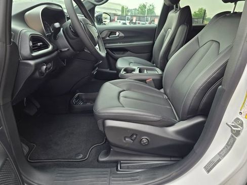 New 2027 Chrysler Pacifica Select FWD image 8