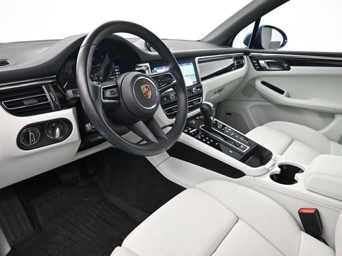Certified 2024 Porsche Macan AWD/4WD image 4