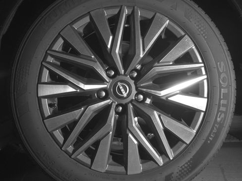 Used 2025 Nissan Altima 2.5 SV FWD image 14