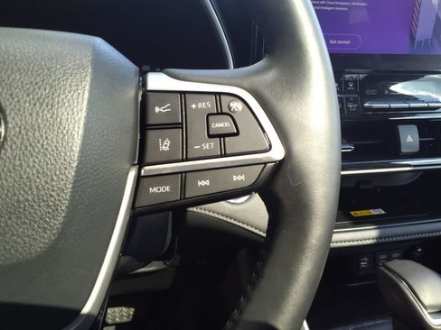 Used 2023 Toyota Highlander Limited FWD image 29