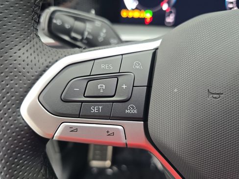 New 2026 Volkswagen Tiguan SE R-Line FWD image 17