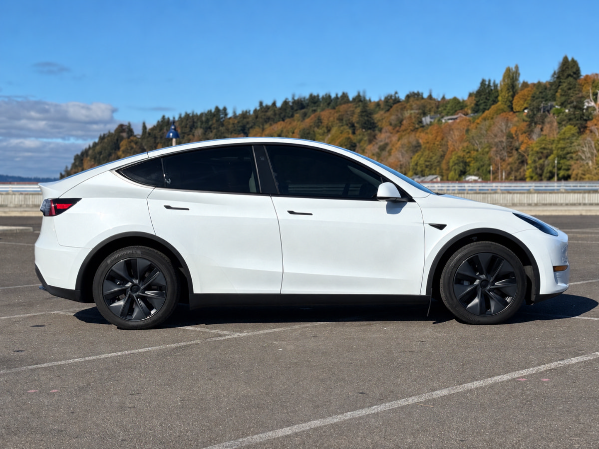 Used 2022 Tesla Model Y Long Range AWD/4WD image 2