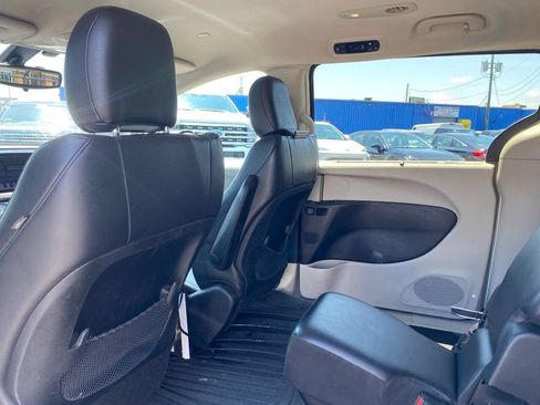 Used 2017 Chrysler Pacifica Touring-L w/ Safetytec Group FWD image 15