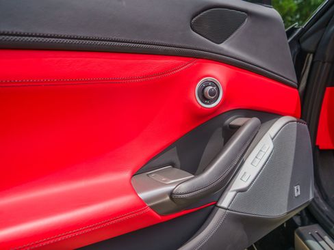 Used 2019 Ferrari Portofino RWD image 60