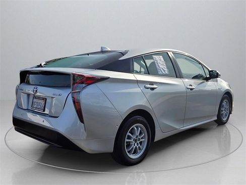 Used 2018 Toyota Prius Four image 8