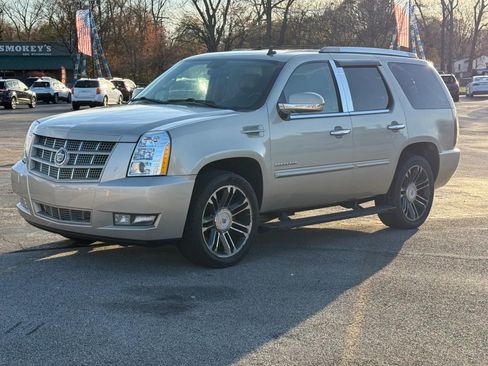 Used 2013 Cadillac Escalade Premium image 36