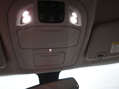 Used 2022 Chrysler Voyager LX image 15