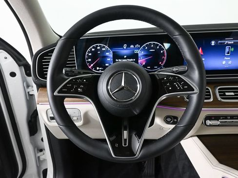 Used 2026 Mercedes-Benz GLS 450 4MATIC image 2