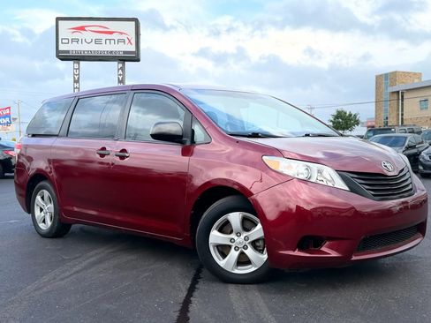 Used 2014 Toyota Sienna L image 2