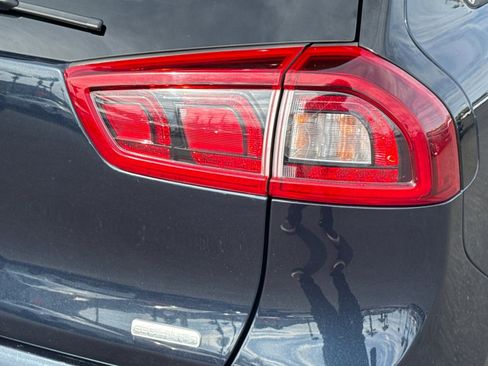 Used 2018 Kia Niro EX image 24