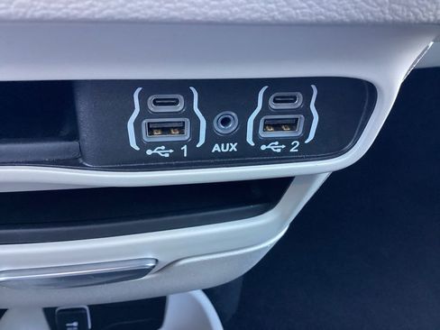 Used 2024 Chrysler Pacifica Touring-L FWD image 28
