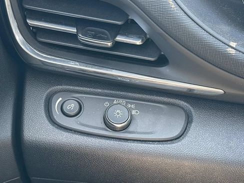 Used 2025 Buick Envista Preferred FWD image 18