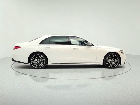 Used 2022 Mercedes-Benz S 580 4MATIC Sedan w/ AMG Line Package image 4