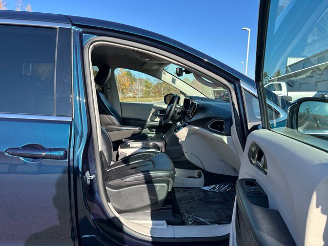 Used 2024 Chrysler Pacifica Touring-L FWD image 12