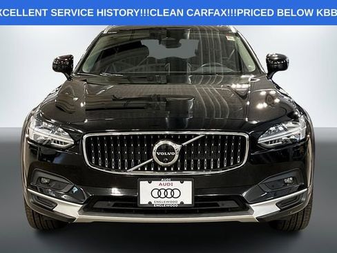Used 2022 Volvo V90 B6 Cross Country image 3